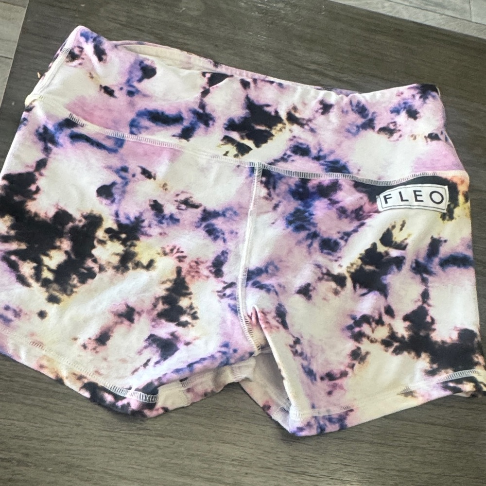 Fleo Tie-Dye Power High rise shorts